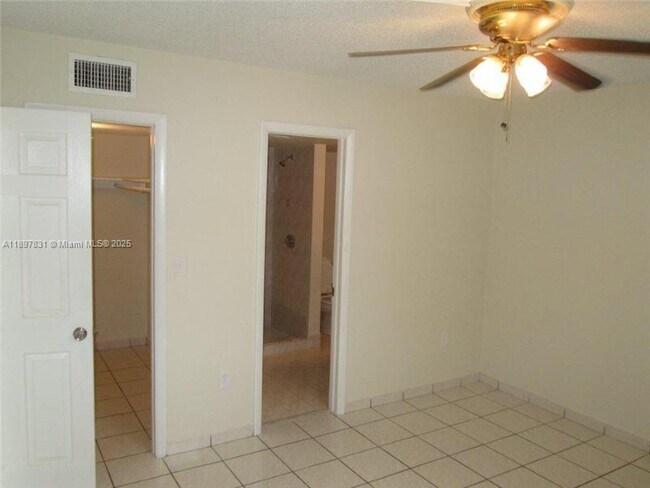 Building Photo - 10000 NW 80th Ct