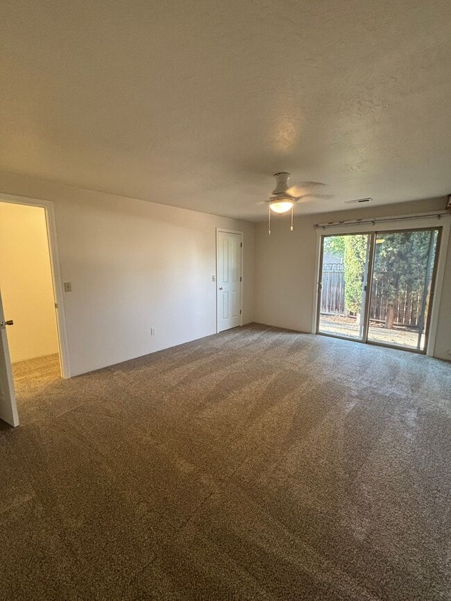 Building Photo - Corner Lot, RV Parking in North Medford!!