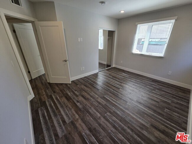 Building Photo - 1255 N Kingsley Dr