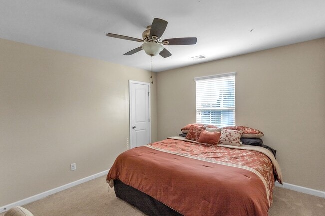 Building Photo - Large fenced yard corner lot - 4 Bedroom home in Moss Grove Plantation