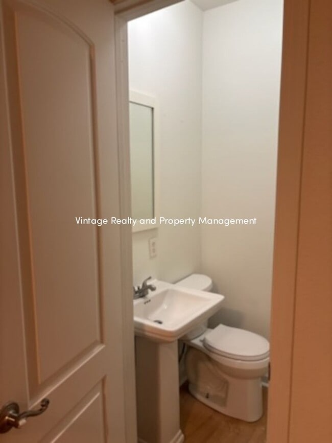 Building Photo - Move In Special!! Back On The Rental Market Great Single Story Three Bedroom Home!!!