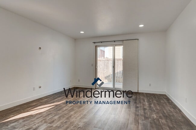 Building Photo - Charming Home in the Heart of Oak Harbor –...