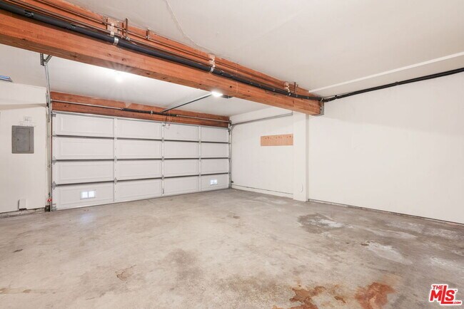 Building Photo - 1559 Palisades Dr