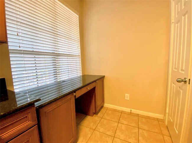 Building Photo - 2255 Braeswood Park Dr
