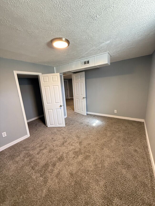 Building Photo - 4 bedroom/1 bath/detached storage building