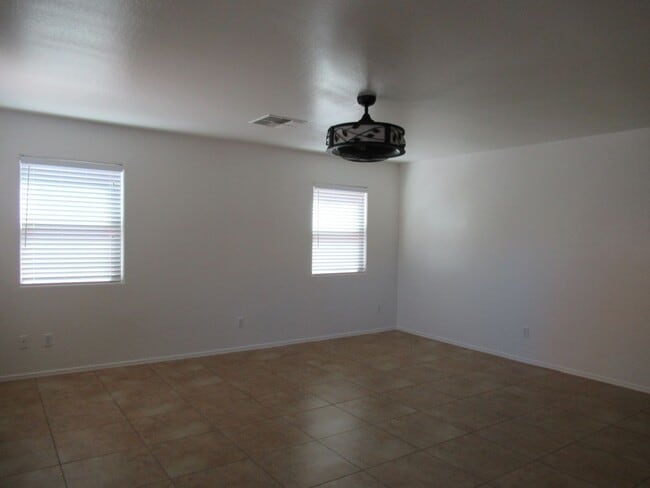 Building Photo - Spacious Home in Gated Community!