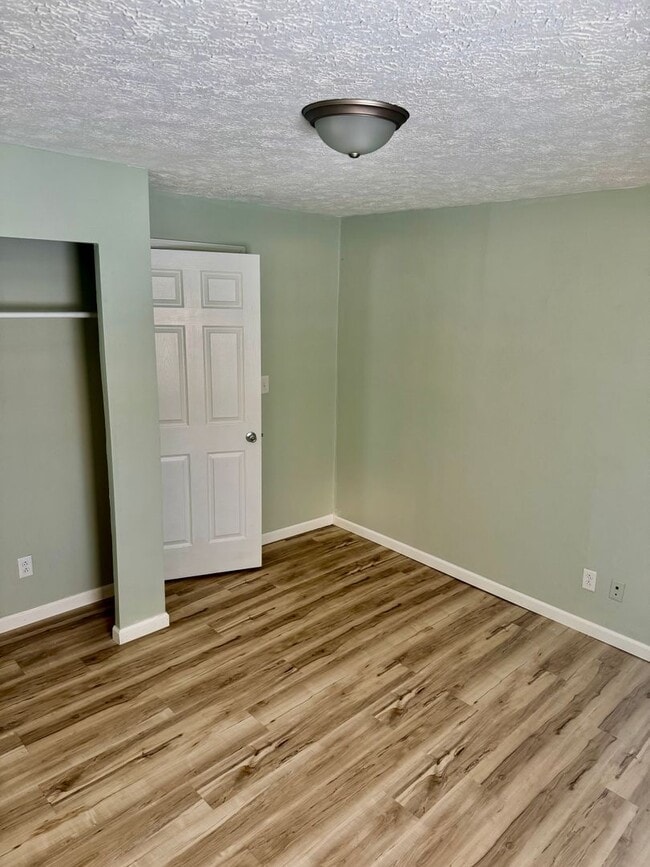 Building Photo - 2 Bedroom Apt - Utilities Paid