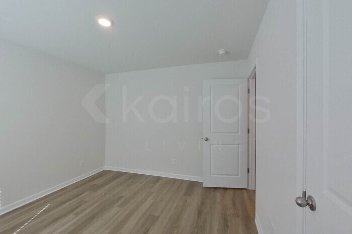 Building Photo - 112 Overstreet Way