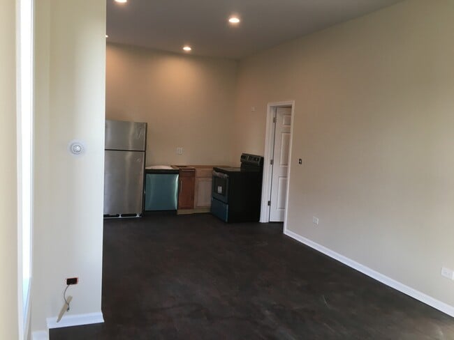 Building Photo - 321 W 24th St