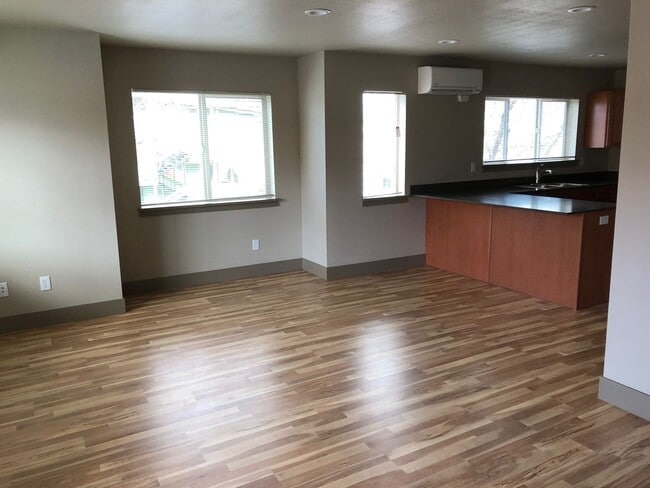 Building Photo - 150 E 15th Ave