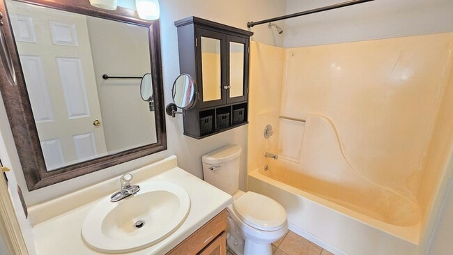 Building Photo - West Knoxville 37923 - 2 bedroom, 2 bath condo - Contact Ryan Fogarty (865) 333-4840