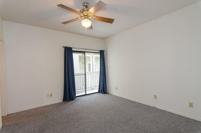 Building Photo - Quaint townhouse style condominium in Hyde...