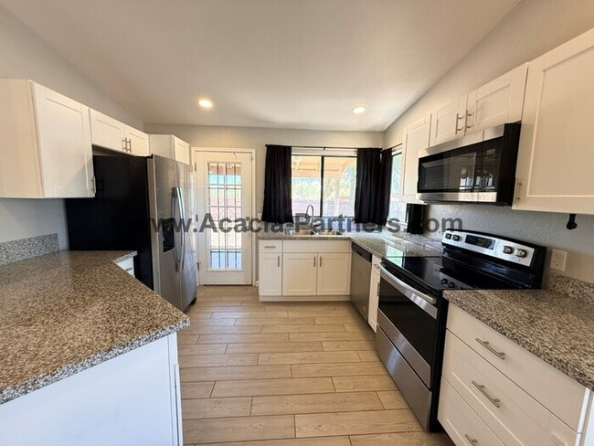 Building Photo - Three bedroom home with spacious great room