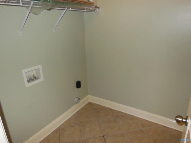 Building Photo - 2604 Little Cove Rd