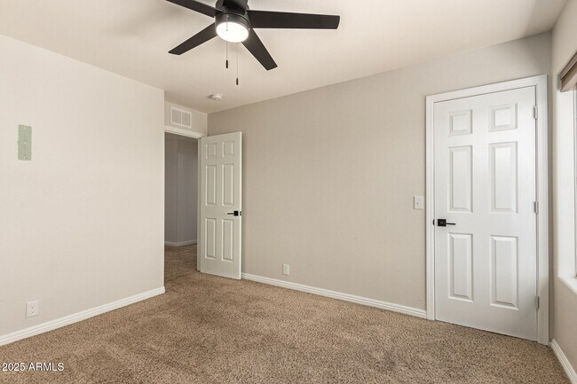 Building Photo - 1012 E Linda Ln