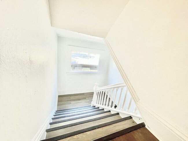 Building Photo - Gorgeous Remodeled 2 Bed, 1 Bath on South Hill!