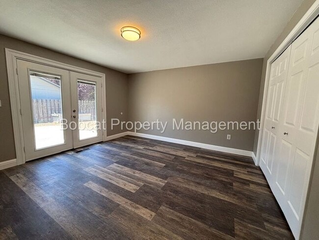 Building Photo - 2066 Southridge Ct