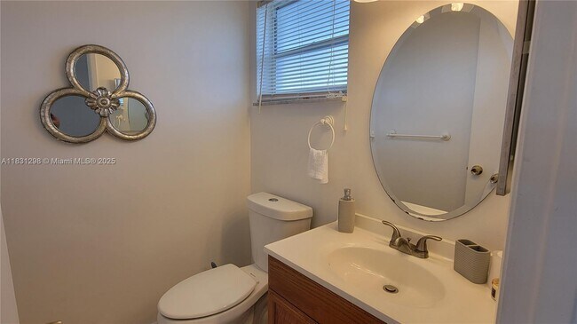 Building Photo - 950 Hillcrest Dr