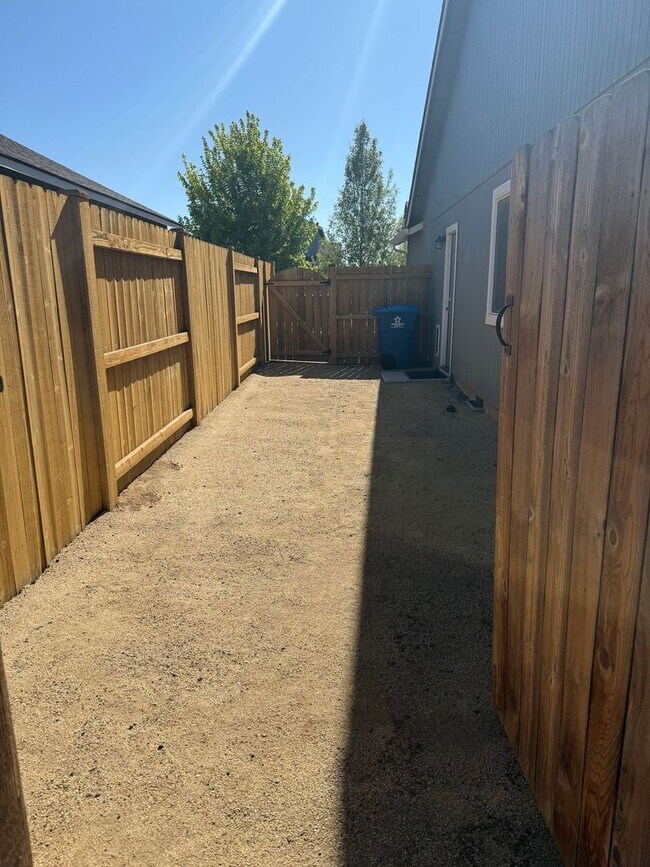 Building Photo - 3 Bedroom / 2 Bathroom in NW Redmond OR