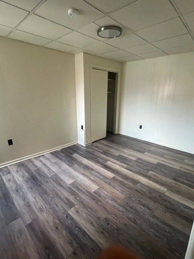 Building Photo - 4 bedroom town house 2 bathrooms