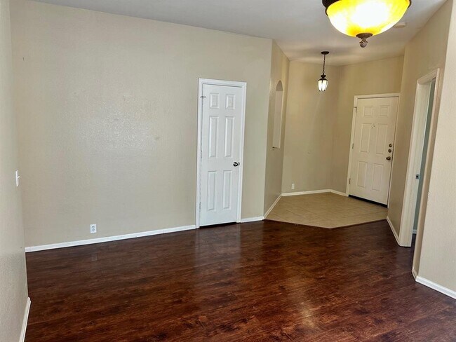 Building Photo - 124 Spruce Dr