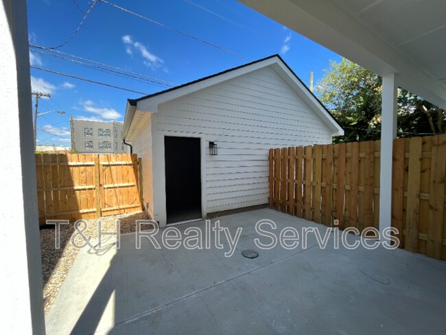 Building Photo - 930 Woodlawn Ave