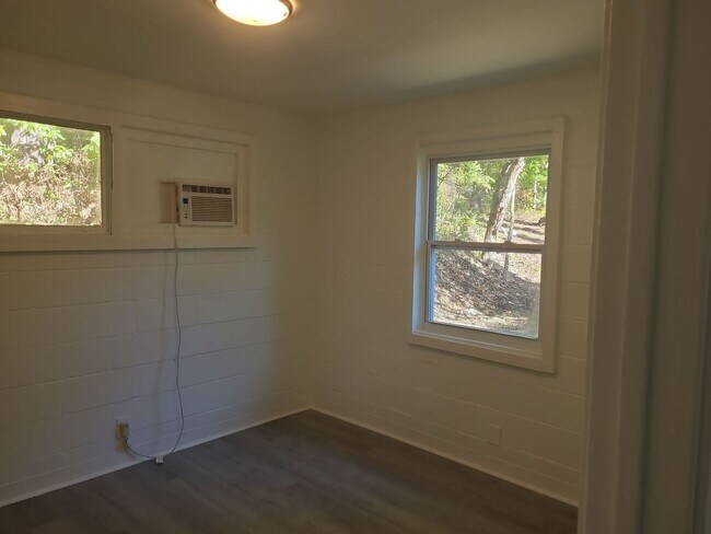 Building Photo - 2 Bedroom 1 Bathroom Apartment in Red Bank! Vouchers Accepted!
