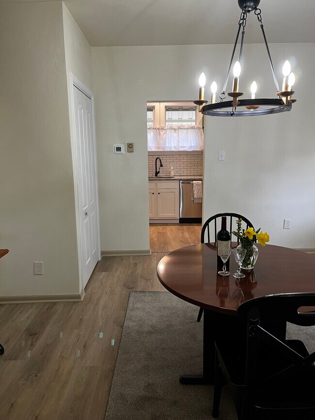 Building Photo - 201 Oak St