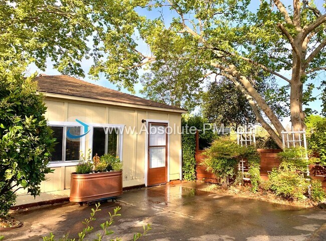 Building Photo - Cozy 1 Bedroom Studio in the Orangevale Ag...