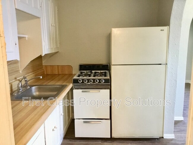 Building Photo - 2215 Cashion Pl