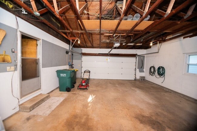 Building Photo - 3 bed 2 bath home in Valparaiso