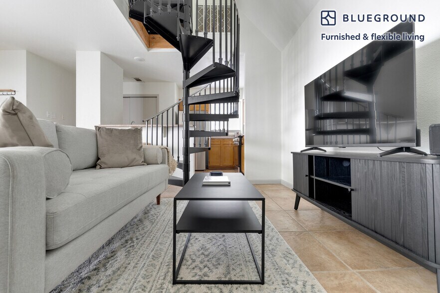 Building Photo - 201 E 4th St