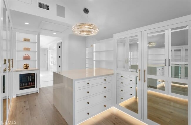 Building Photo - 2401 Bayshore Dr