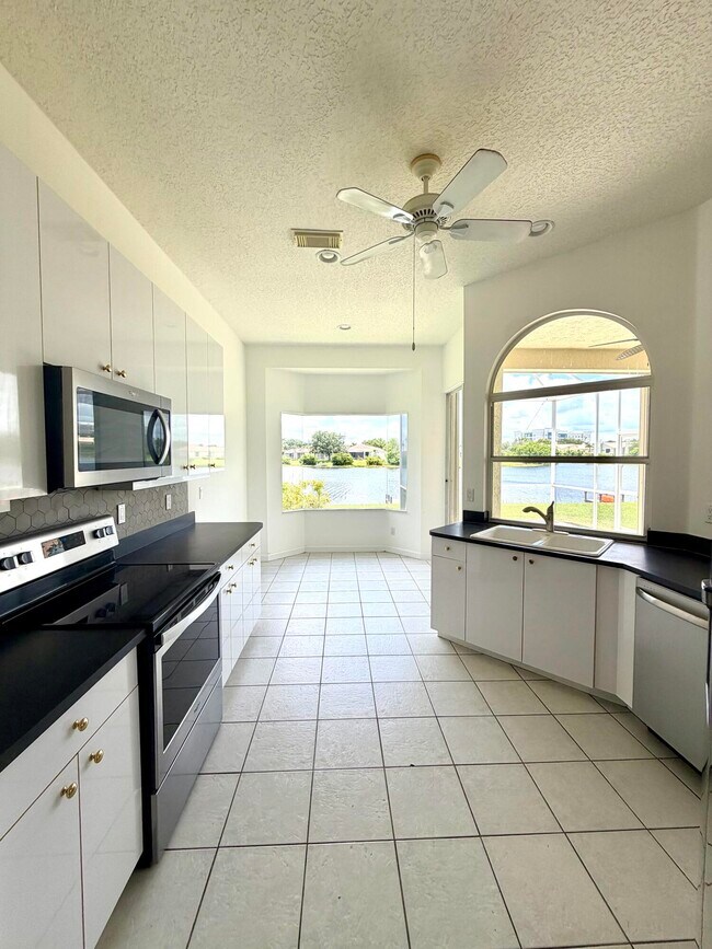 Building Photo - 702 SW Aruba Bay