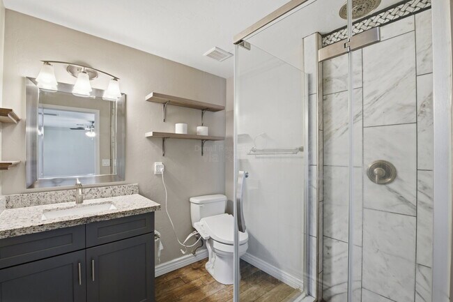 Building Photo - 1901 N Rosemont Blvd