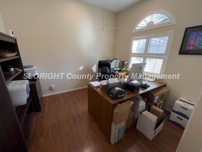 Building Photo - AVAILABLE MAY - 3 Bedroom / 2 Bathroom Paso Robles Home