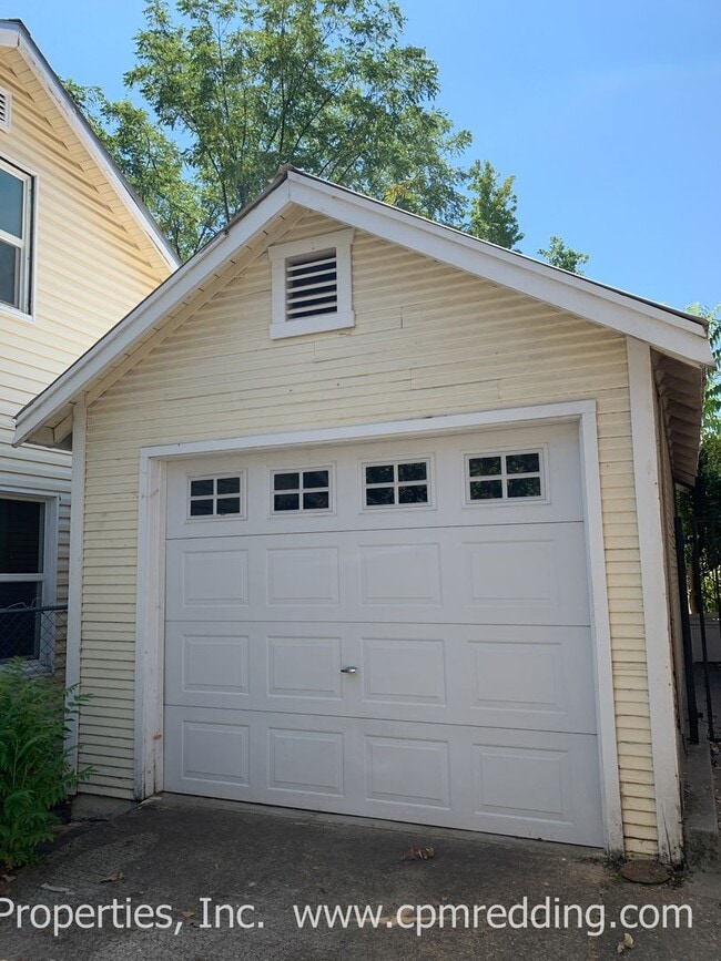 Building Photo - Available Now! Downtown 3-Bedroom with Old World Charm and Modern Amenities!