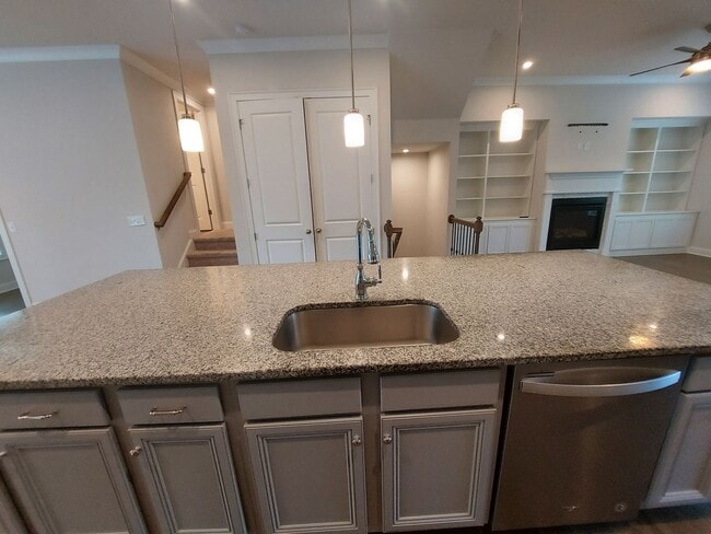 Building Photo - Large 3 Bedroom Luxury Townhome on Silver ...