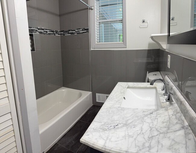 Building Photo - 5 Bedroom/4 Bath Home for lease on 1.5 Acr...