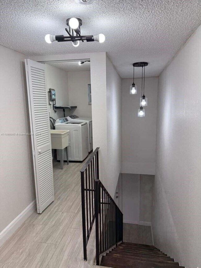 Building Photo - 9353 Fontainebleau Blvd