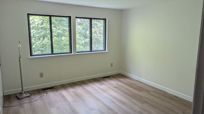 Building Photo - Recently renovated 1st floor condo for ren...