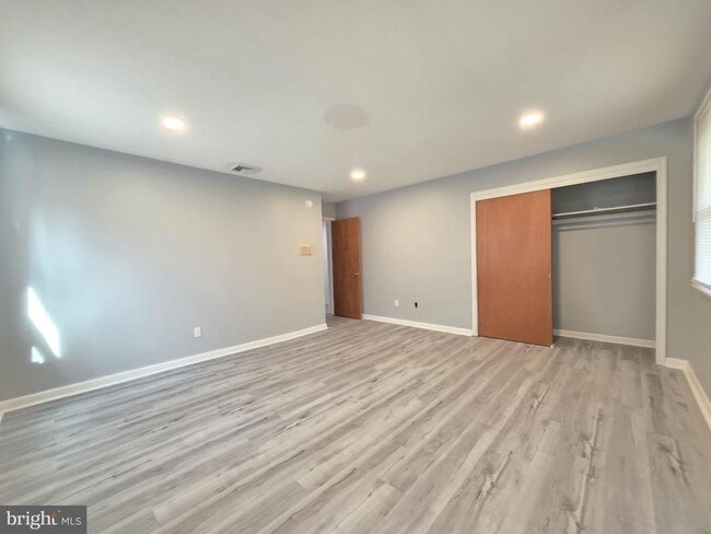 Building Photo - 8241 Robin Hood Dr