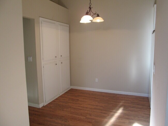 Building Photo - Cozy Living in the Heart of Brentwood