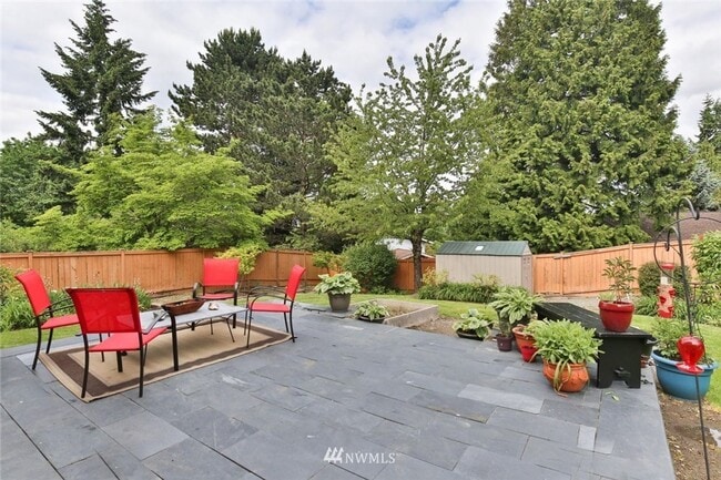 Building Photo - 4 bd 2.5 bathroom single family home in Bellevue