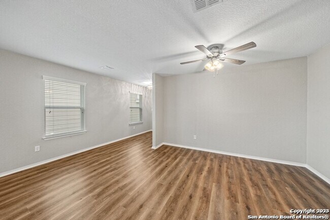 Building Photo - 3 Bedroom/2 Bath Silver Canyon Subdivision