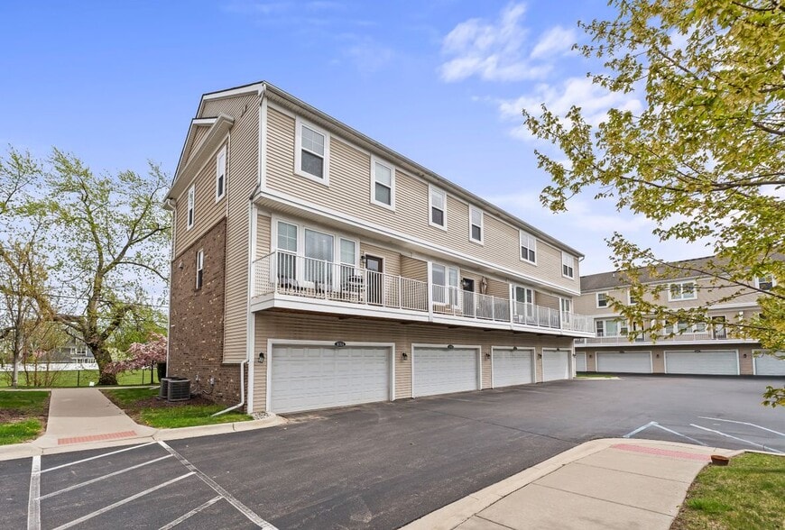 Building Photo - 1031 N Sherman Dr