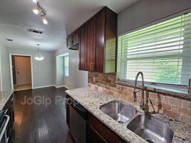 Building Photo - 216 Wesley Dr