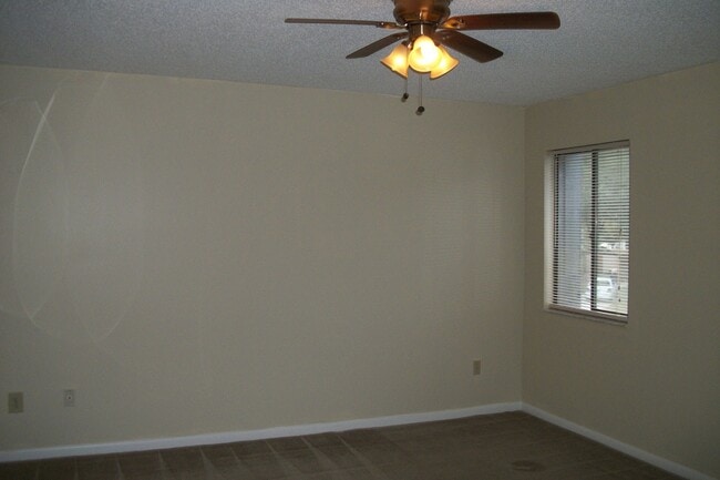 Building Photo - 2/2 Townhome Located Near NAS Jax