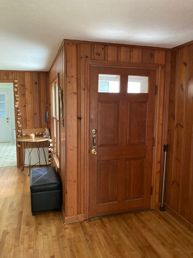 Building Photo - 3 bedroom, 1 bath House: Available August ...