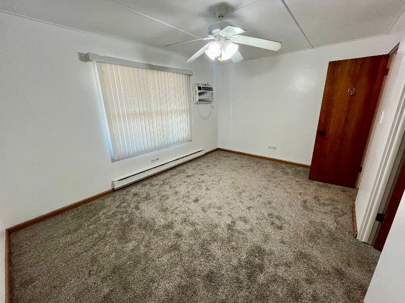 Building Photo - 8821 Schneider Ave